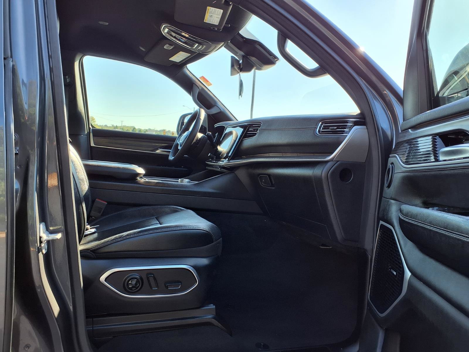 Used 2024 Jeep Wagoneer Series II AWD/4WD image 25