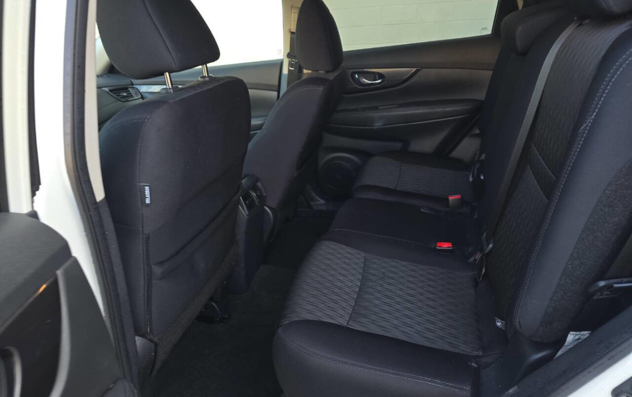 Used 2018 Nissan Rogue SV w/ Premium Package image 12