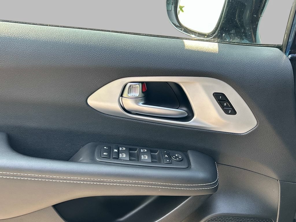 Used 2025 Chrysler Pacifica Limited FWD image 16