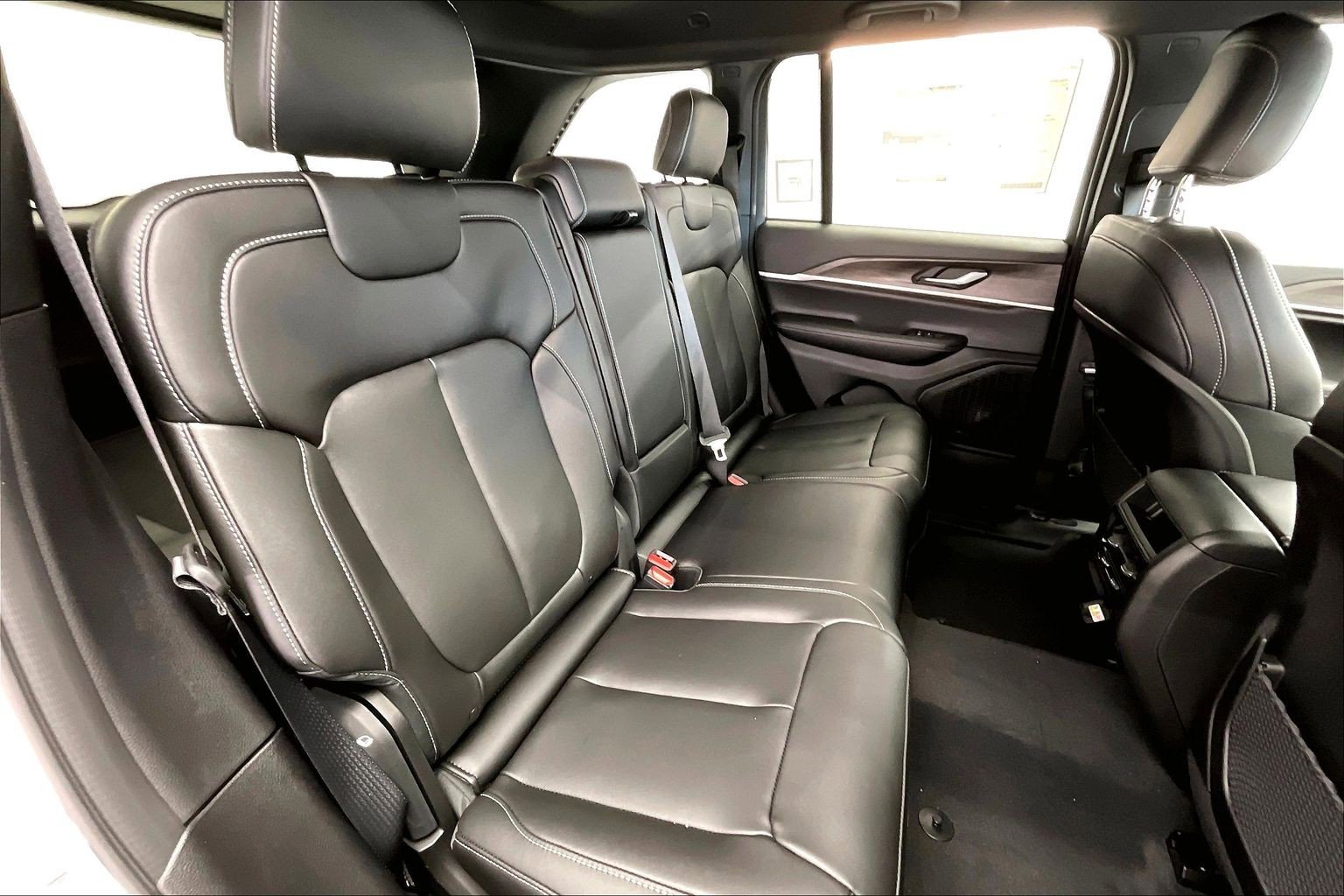 New 2025 Jeep Grand Cherokee Limited w/ Black Appearance Package AWD/4WD image 10