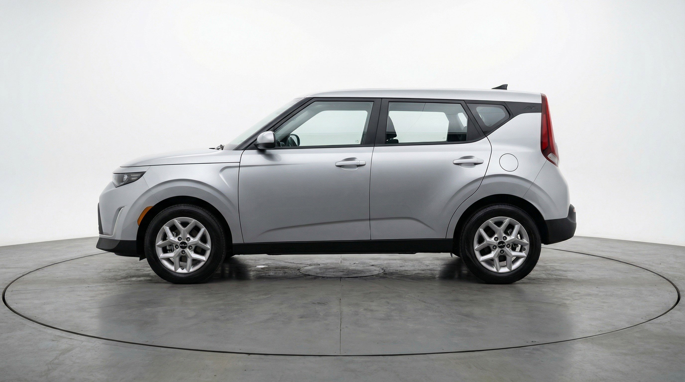 Used 2025 Kia Soul LX w/ LX Technology Package FWD image 5