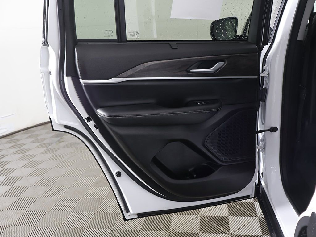 Used 2023 Jeep Grand Cherokee Limited w/ Luxury Tech Group II image 27