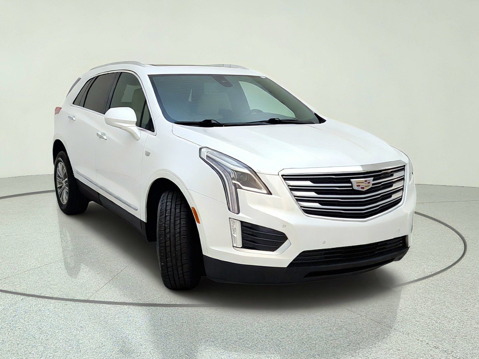 Used 2017 Cadillac XT5 Luxury w/ Driver Awareness Package FWD image 4