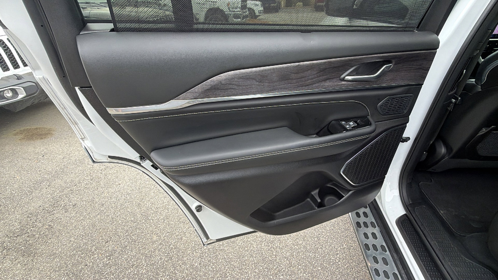 Certified 2025 Jeep Grand Cherokee L Overland w/ Luxury Tech Group IV image 24