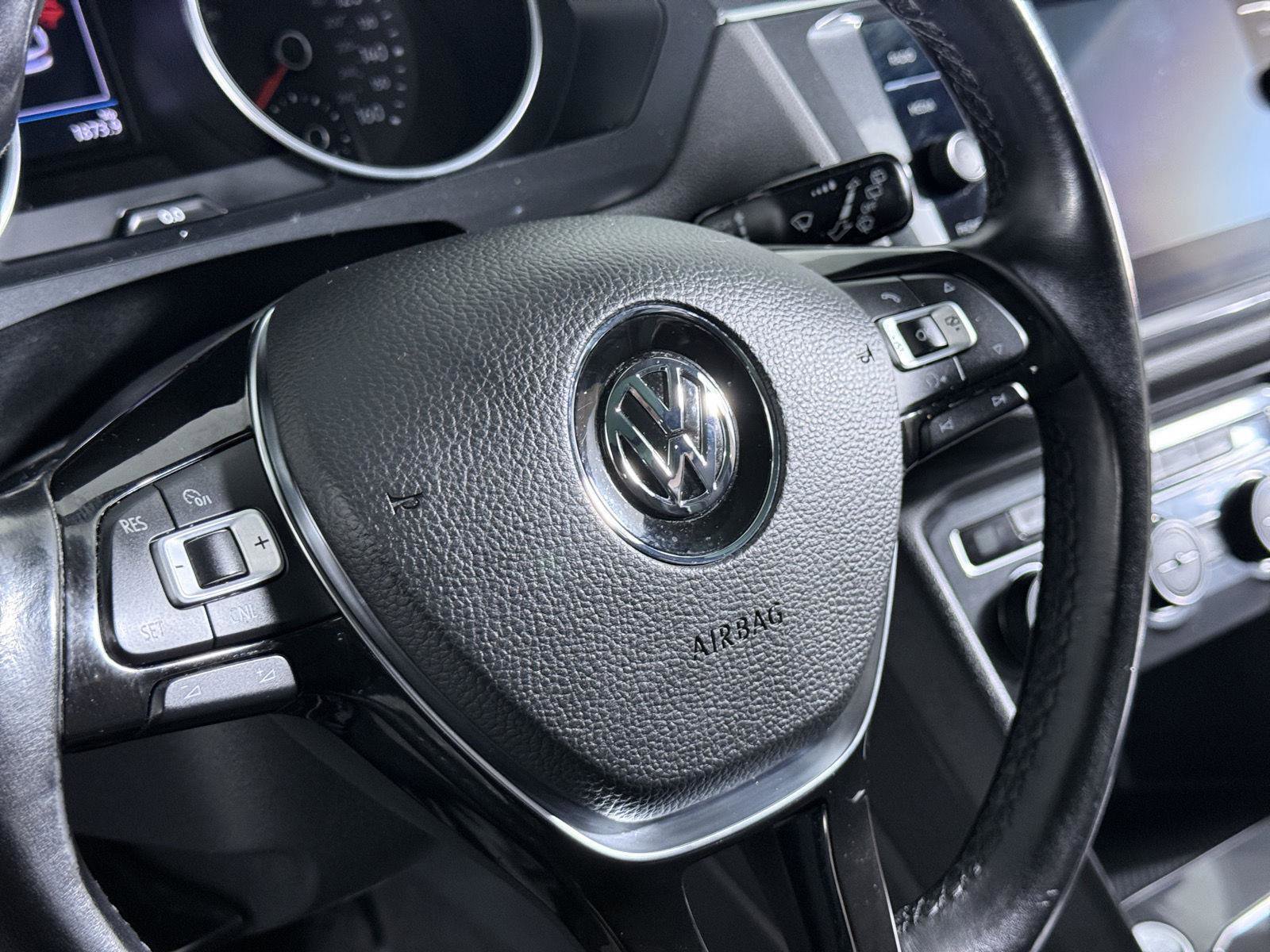 Used 2018 Volkswagen Tiguan SE w/ Panoramic Sunroof Package FWD image 10