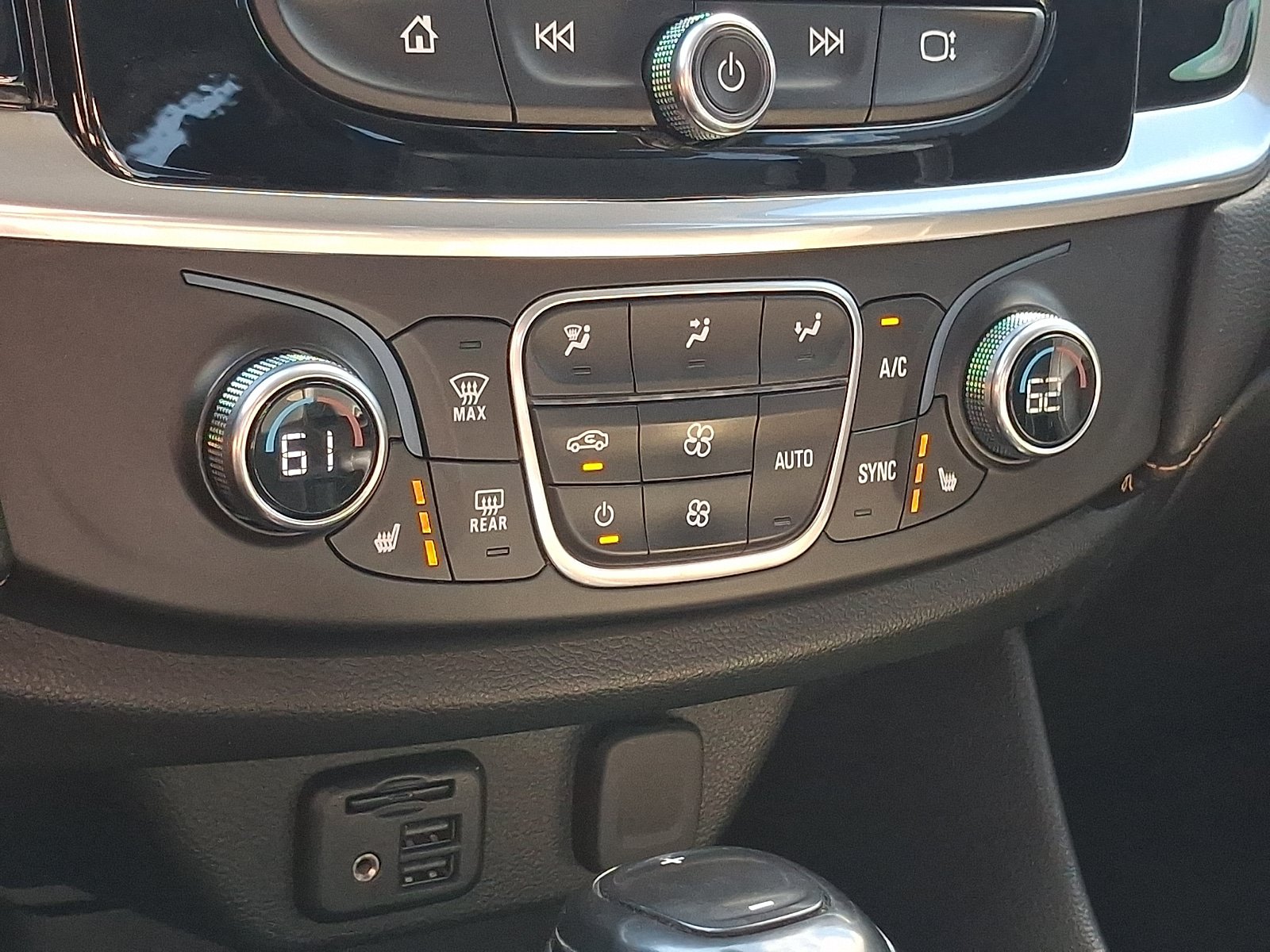 Used 2020 Chevrolet Traverse LT w/ LT Premium Package FWD image 19