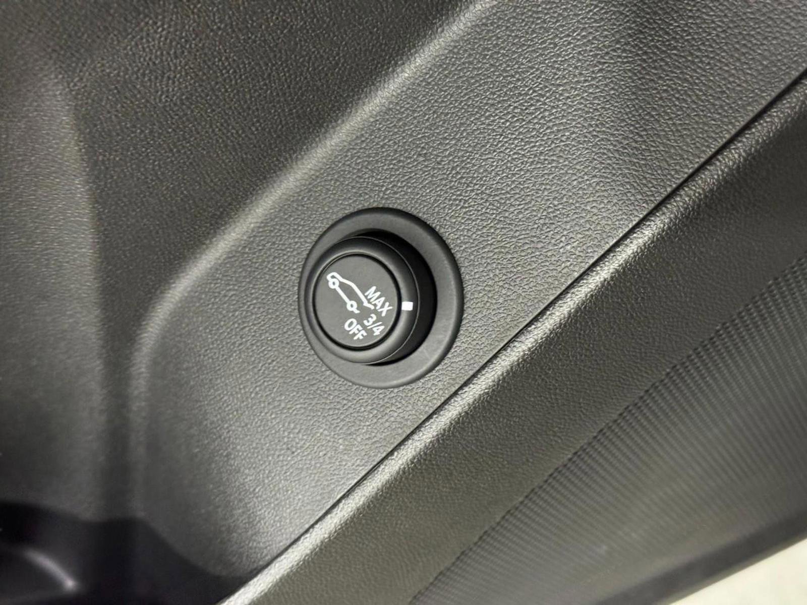 Used 2023 Chevrolet Equinox LT w/ Driver Convenience Package image 24