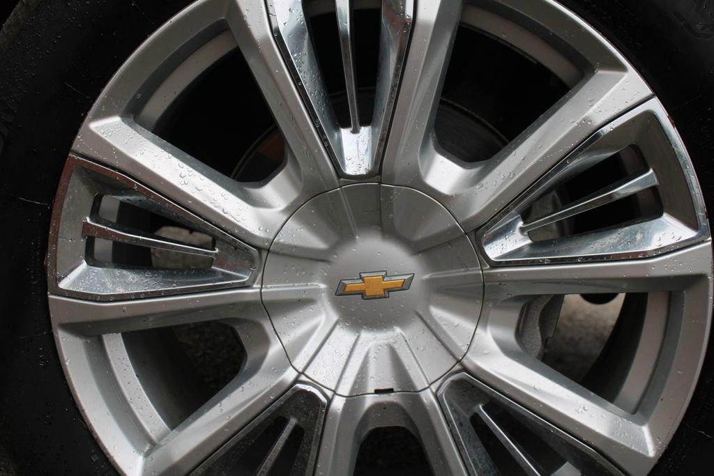 Used 2023 Chevrolet Suburban High Country image 19