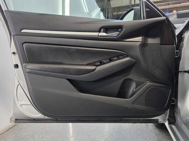 Used 2025 Nissan Altima 2.5 SR w/ SR Premium Package FWD image 9