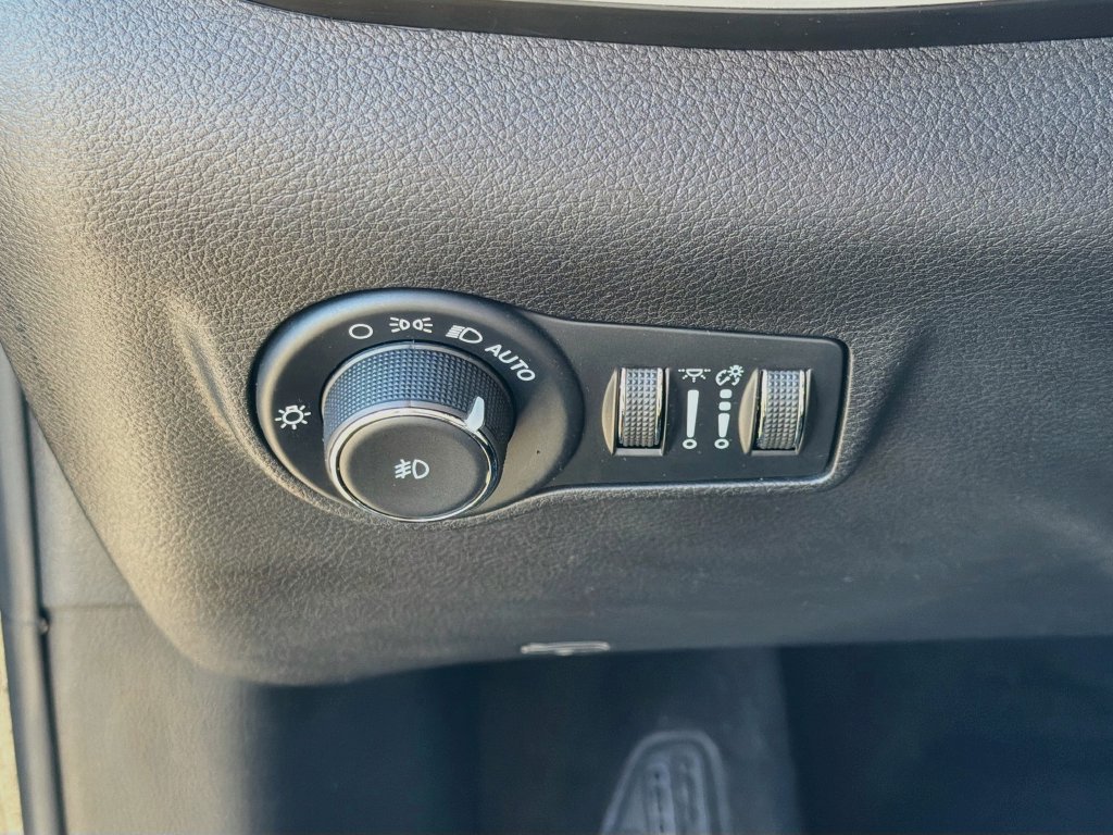 Used 2023 Jeep Compass Latitude w/ Sun and Sound Group AWD/4WD image 10