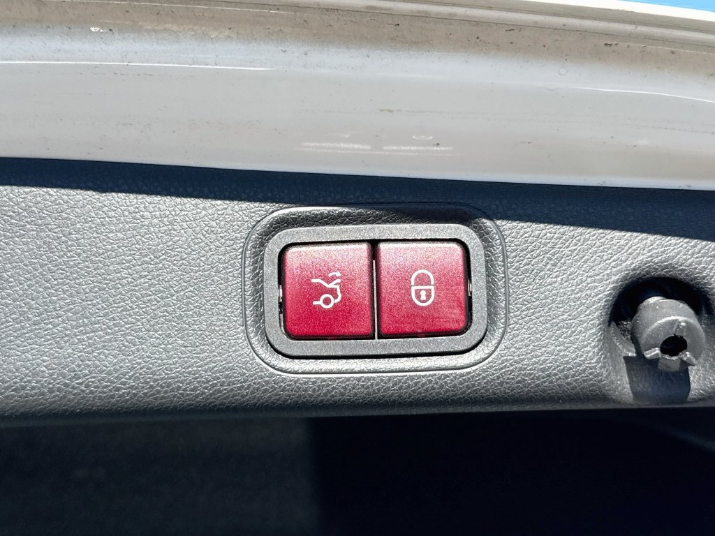 Used 2017 Mercedes-Benz E 300 4MATIC image 33