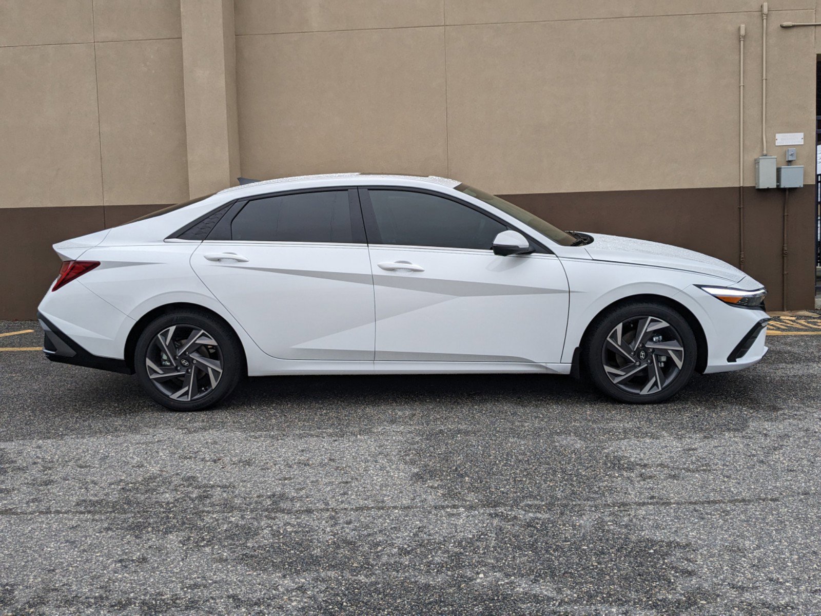 New 2025 Hyundai Elantra Limited image 3