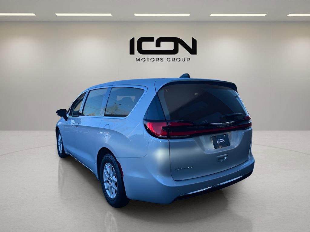 Used 2024 Chrysler Pacifica Touring-L image 3