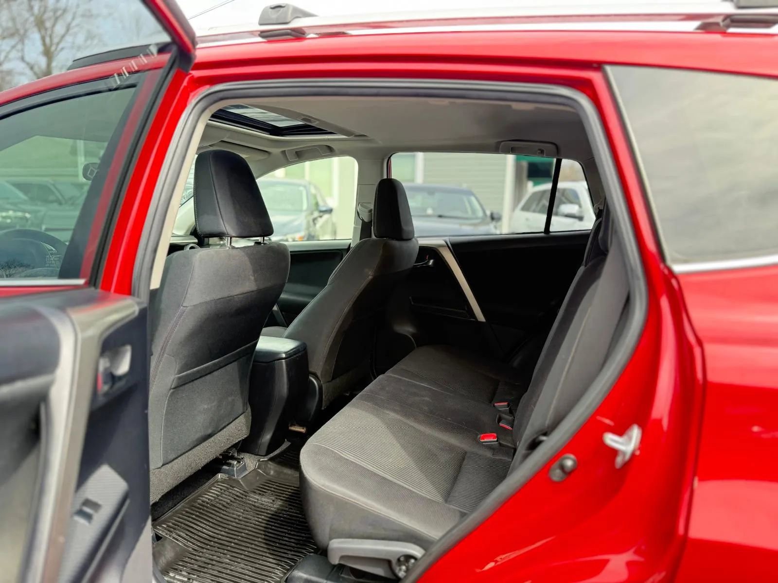 Used 2015 Toyota RAV4 XLE w/ Four Season Floor Mat Package image 9