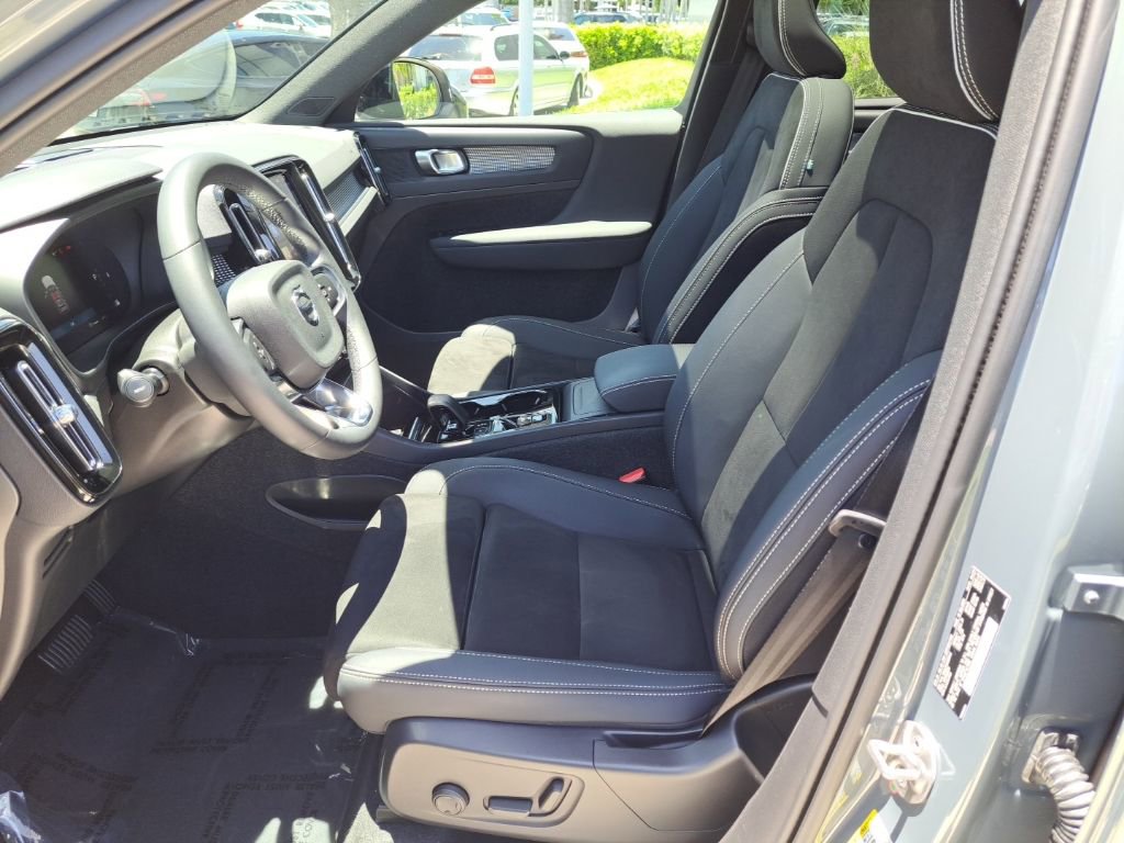 Used 2023 Volvo XC40 B5 Plus w/ Climate Package image 14