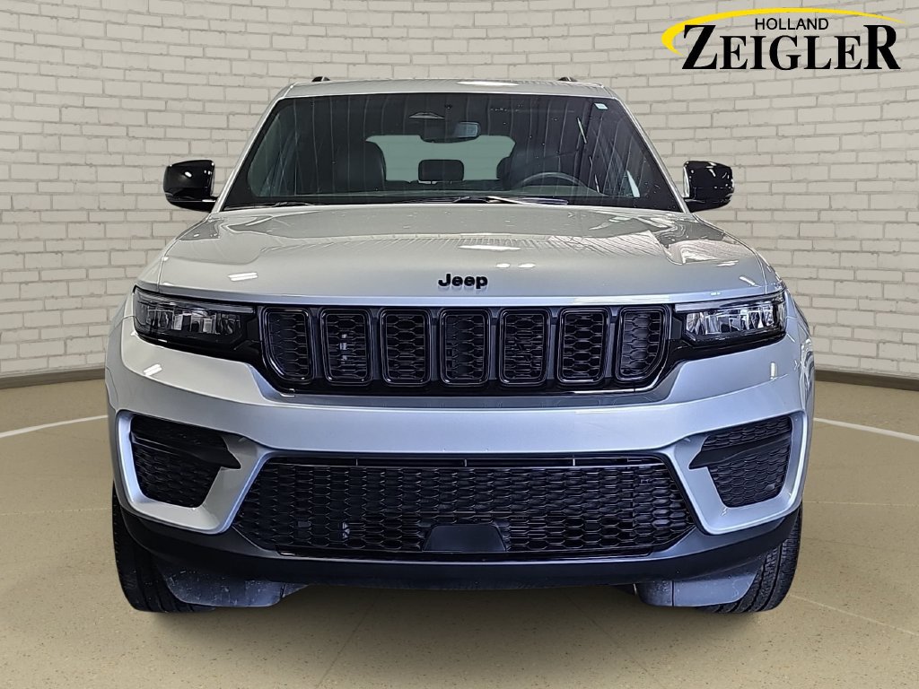 Used 2023 Jeep Grand Cherokee Altitude AWD/4WD image 2