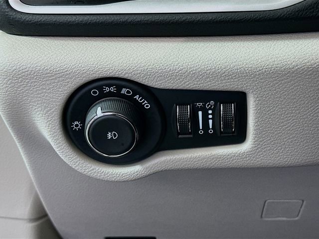 Used 2024 Chrysler Pacifica Touring-L image 11