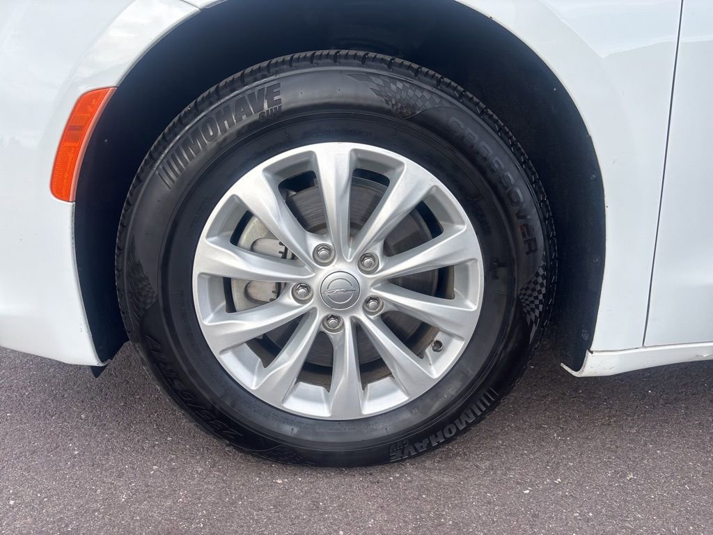 Used 2017 Chrysler Pacifica Touring-L FWD image 34