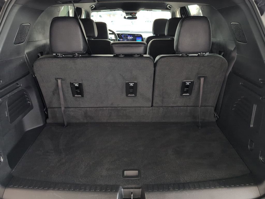Used 2025 Chevrolet Traverse LT image 8