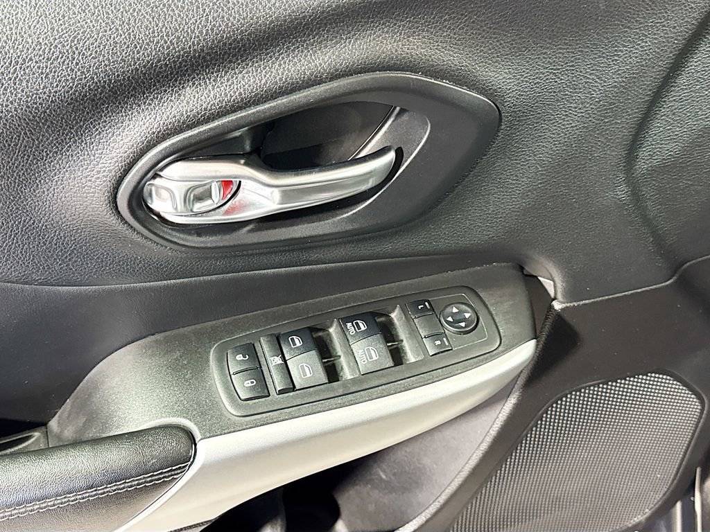 Used 2018 Jeep Cherokee Latitude Plus w/ Cold Weather Group image 27