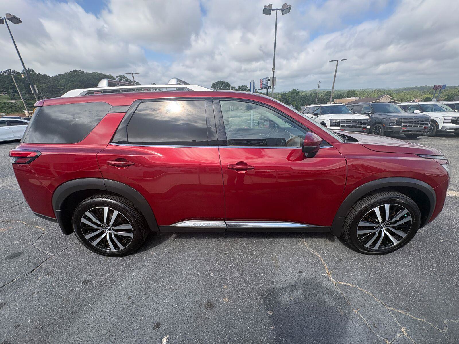 Used 2023 Nissan Pathfinder Platinum FWD image 5