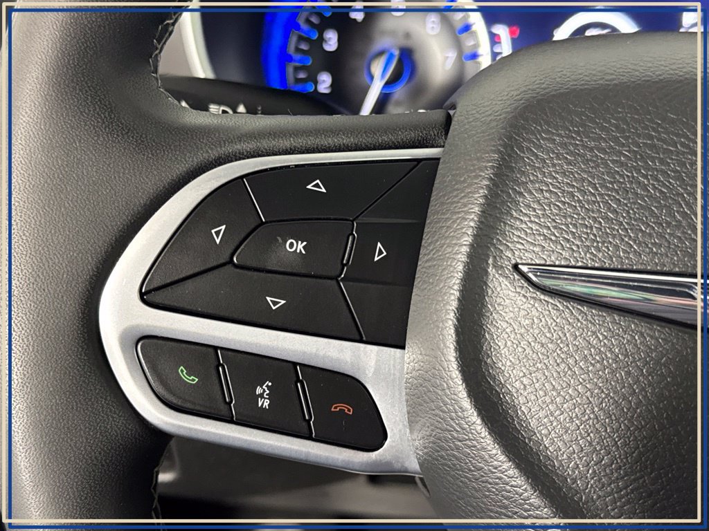 Certified 2025 Chrysler Pacifica Select FWD image 19