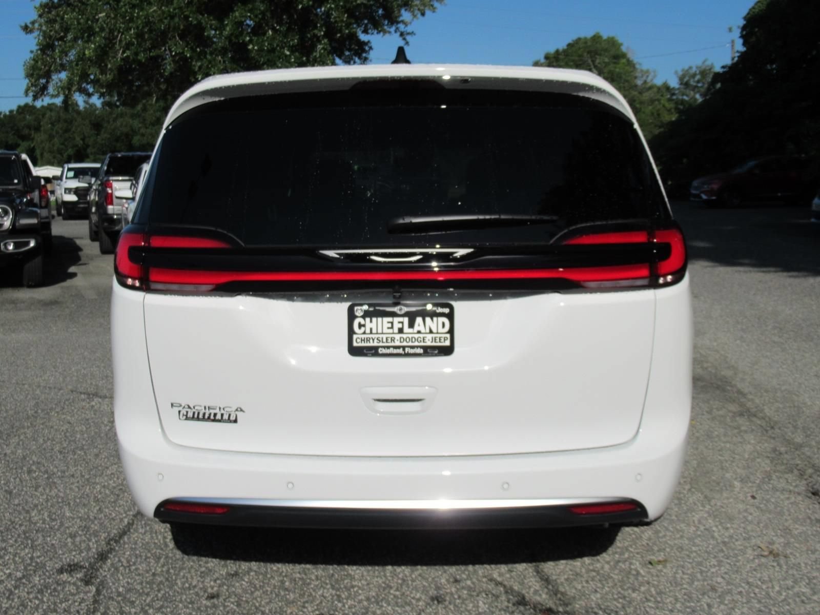 New 2027 Chrysler Pacifica Select FWD image 6