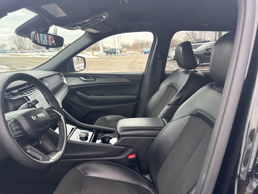 Used 2023 Jeep Grand Cherokee Altitude image 10