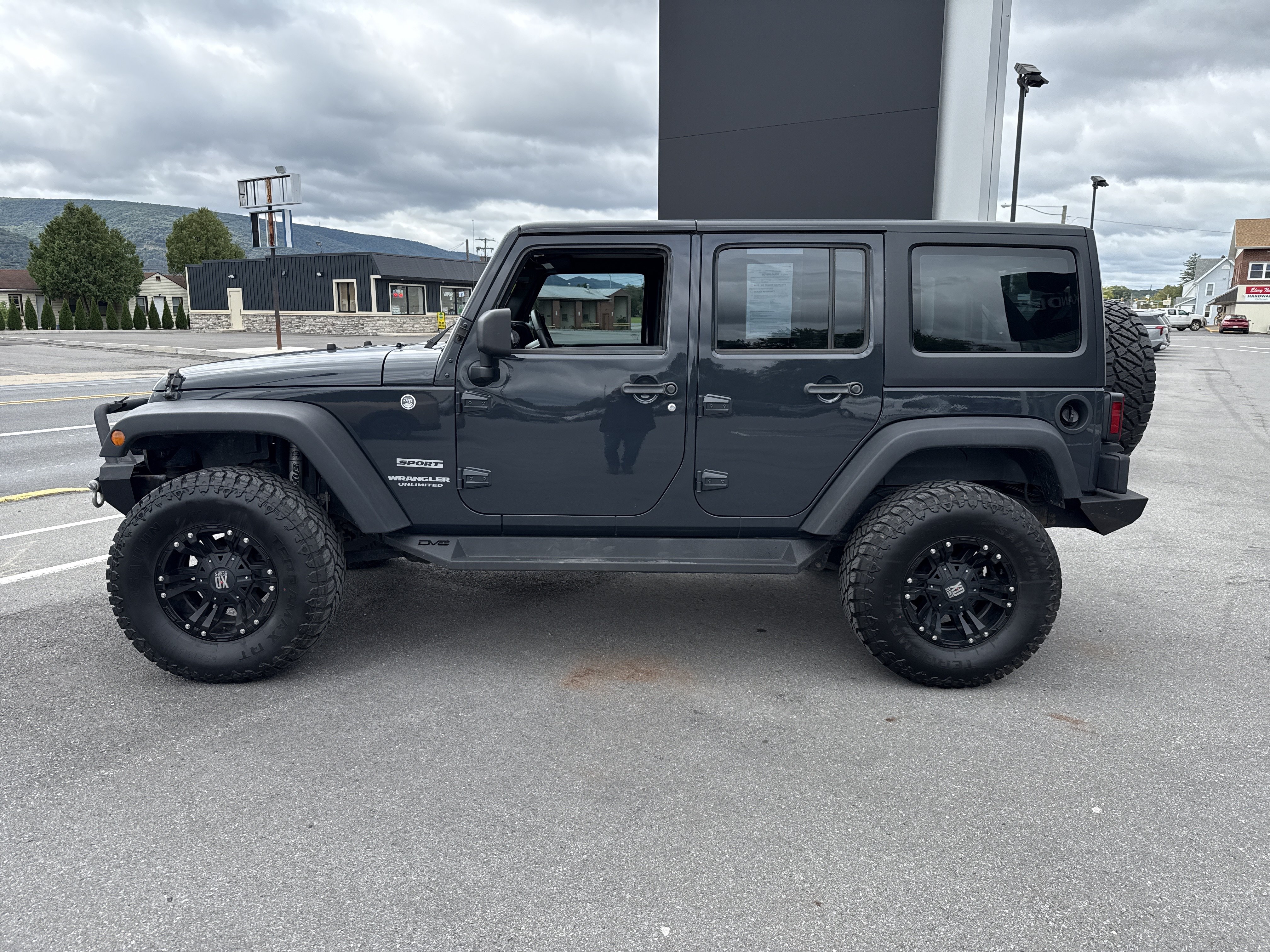 Used 2017 Jeep Wrangler Unlimited Sport w/ Connectivity Group AWD/4WD image 7