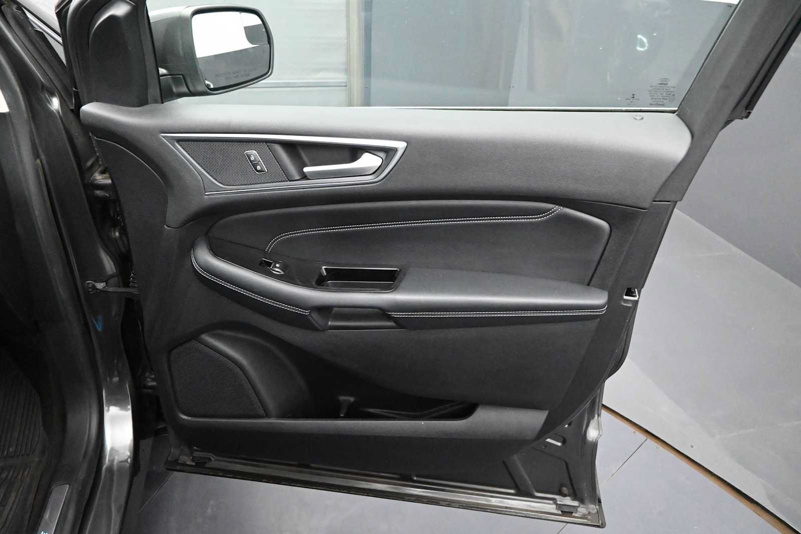 Used 2018 Ford Edge Titanium w/ Equipment Group 301A AWD/4WD image 29