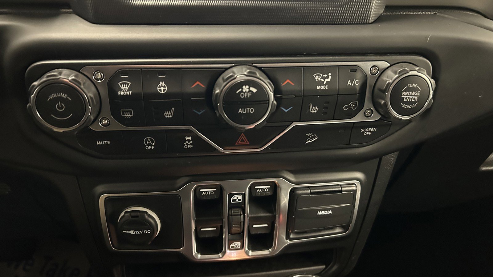 Used 2018 Jeep Wrangler Unlimited Sahara AWD/4WD image 29