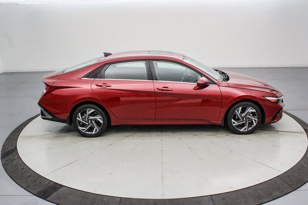 Used 2025 Hyundai Elantra SEL image 3