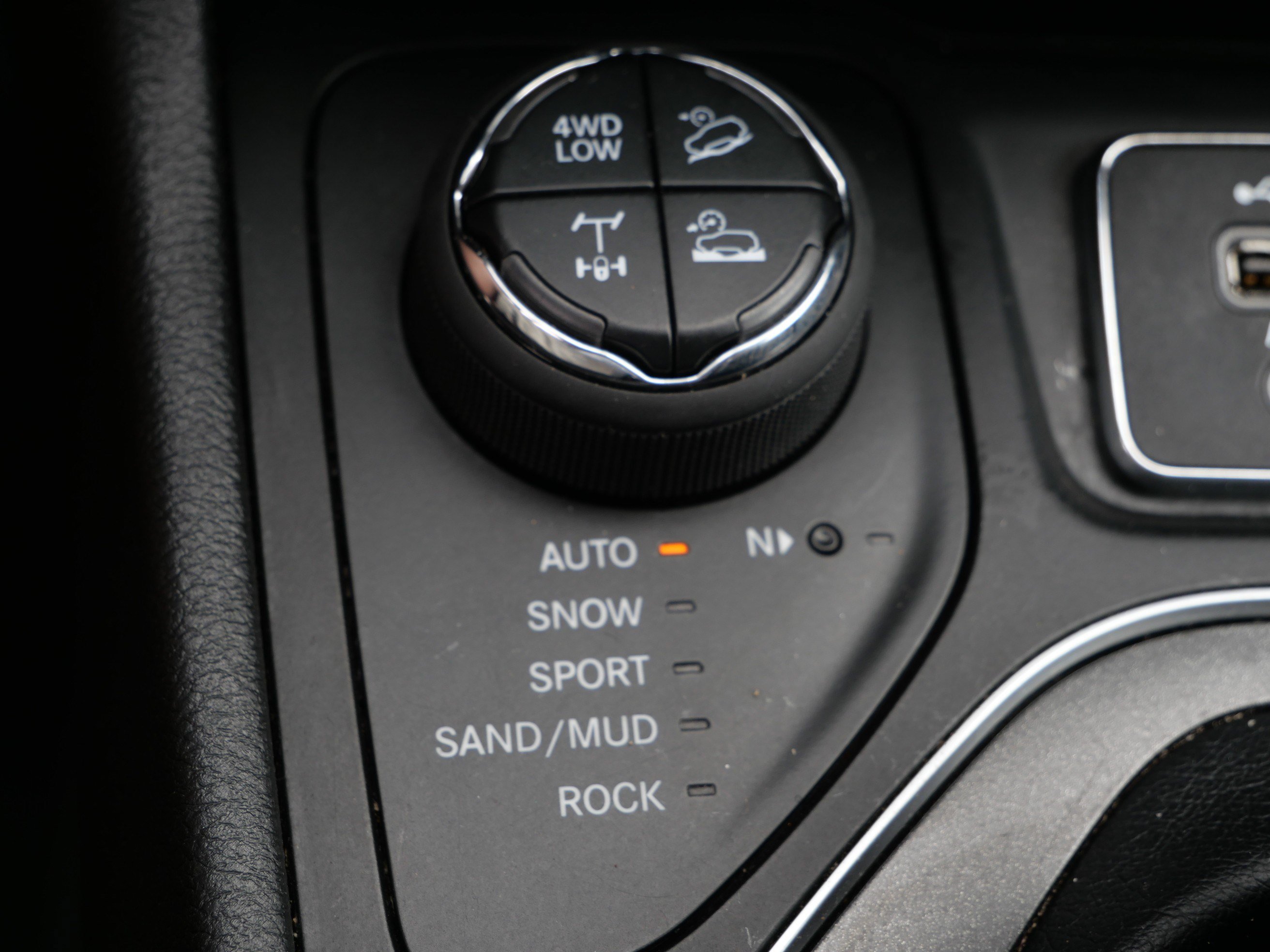 Used 2020 Jeep Cherokee Trailhawk w/ Cold Weather Group AWD/4WD image 29