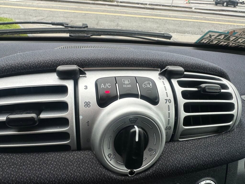 Used 2013 smart fortwo passion image 21