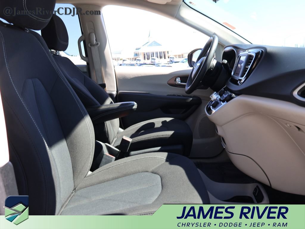 Used 2024 Chrysler Voyager LX image 9