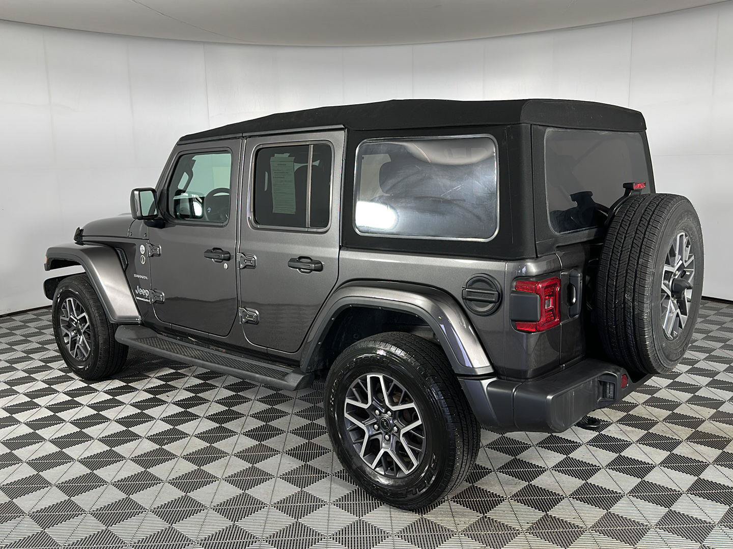 Used 2024 Jeep Wrangler Unlimited Sahara AWD/4WD image 26