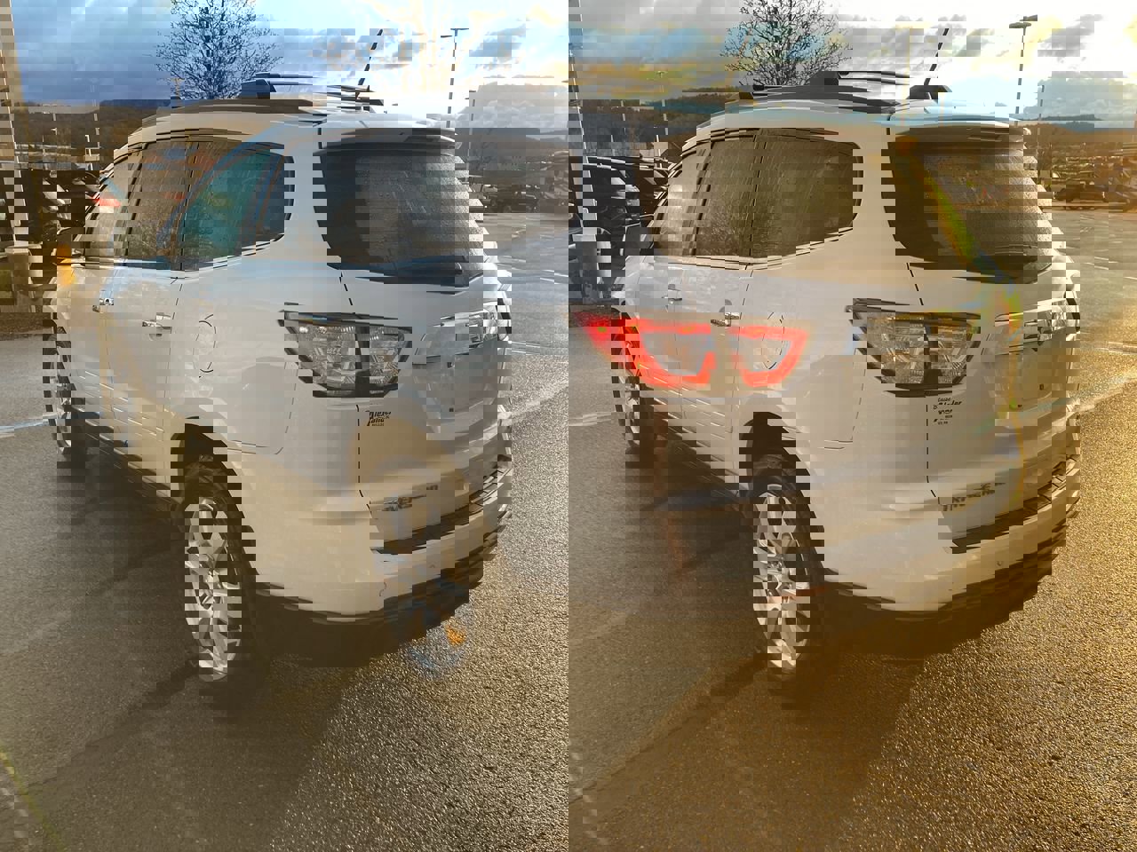 Used 2017 Chevrolet Traverse LT w/ Style and Technology Package image 5