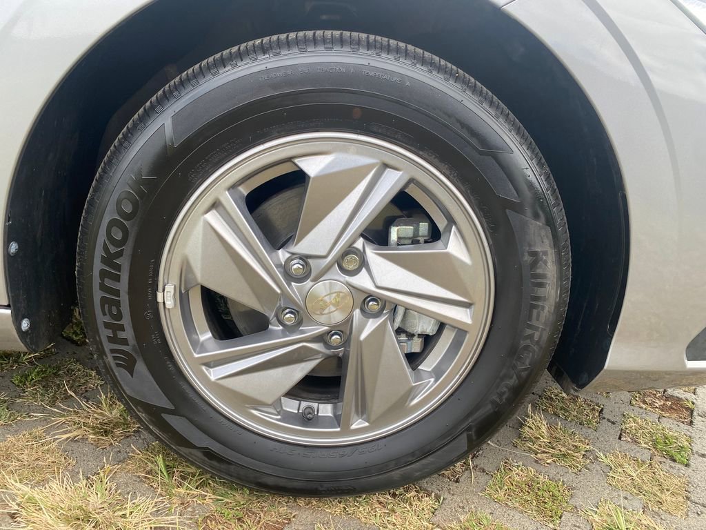 Certified 2025 Hyundai Elantra SE FWD image 9
