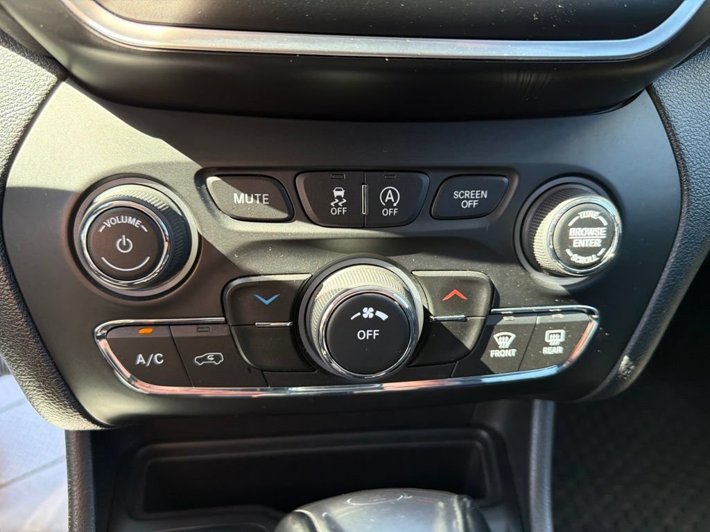 Used 2019 Jeep Cherokee Latitude Plus w/ Cold Weather Group AWD/4WD image 21