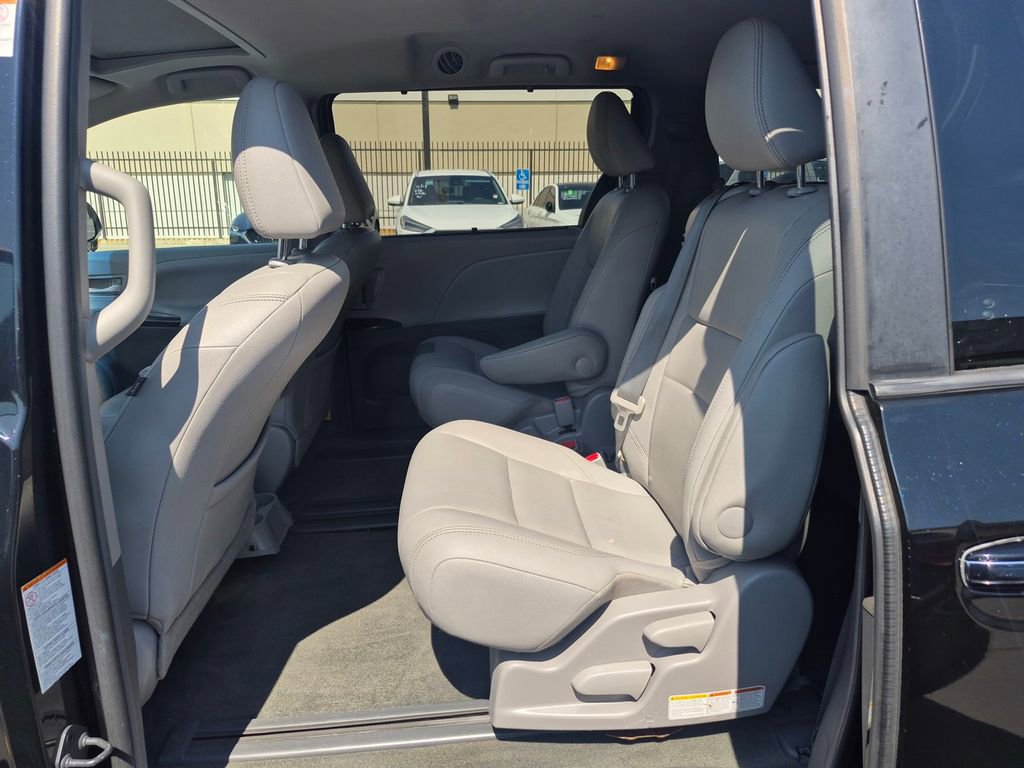 Used 2015 Toyota Sienna XLE w/ XLE Navigation Package image 31