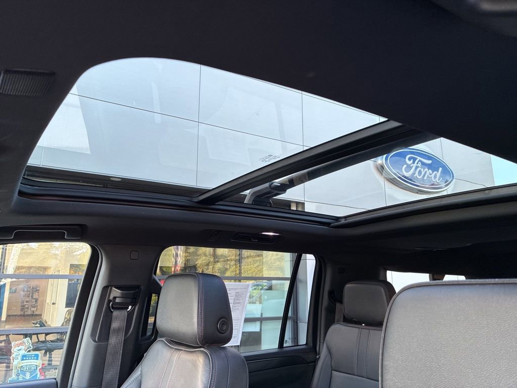 Used 2022 Chevrolet Suburban RST w/ Luxury Package image 19