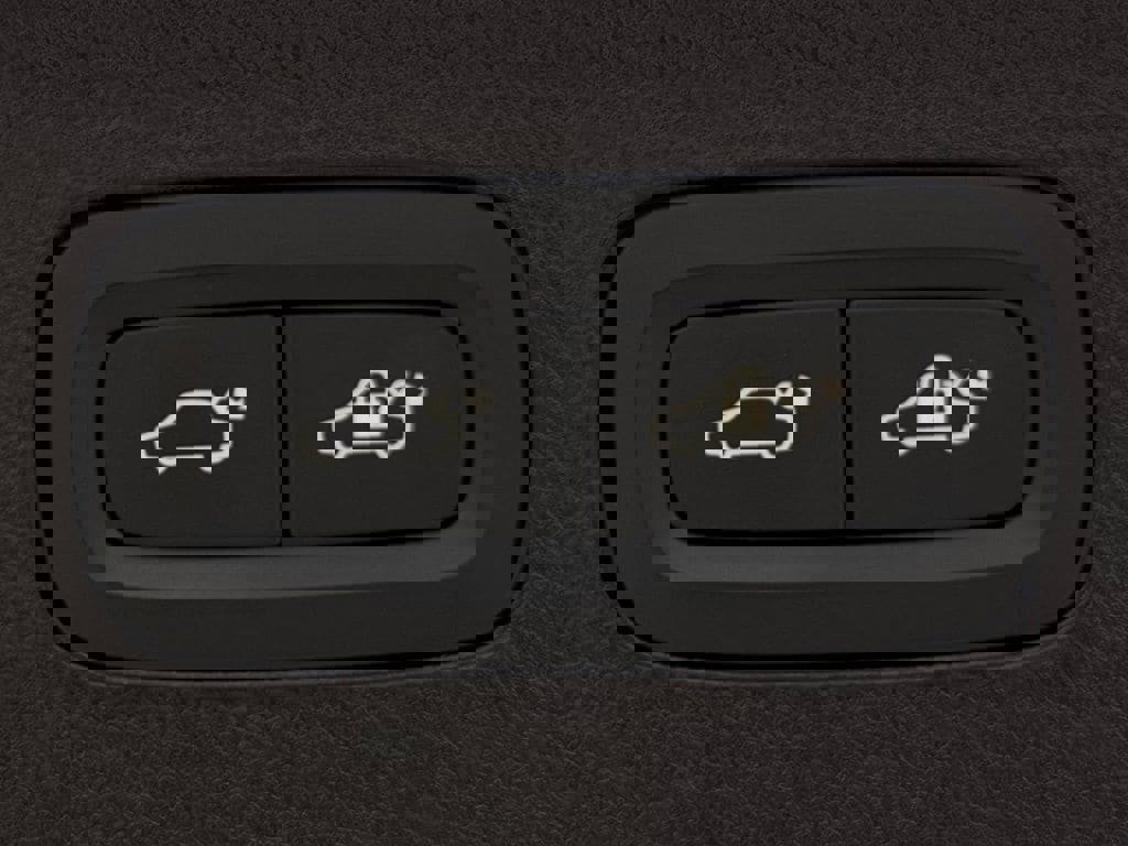 Used 2025 Volvo XC90 T8 Plus w/ Protection Package Premier image 31