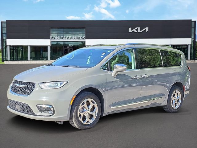 Used 2021 Chrysler Pacifica Limited AWD/4WD image 2