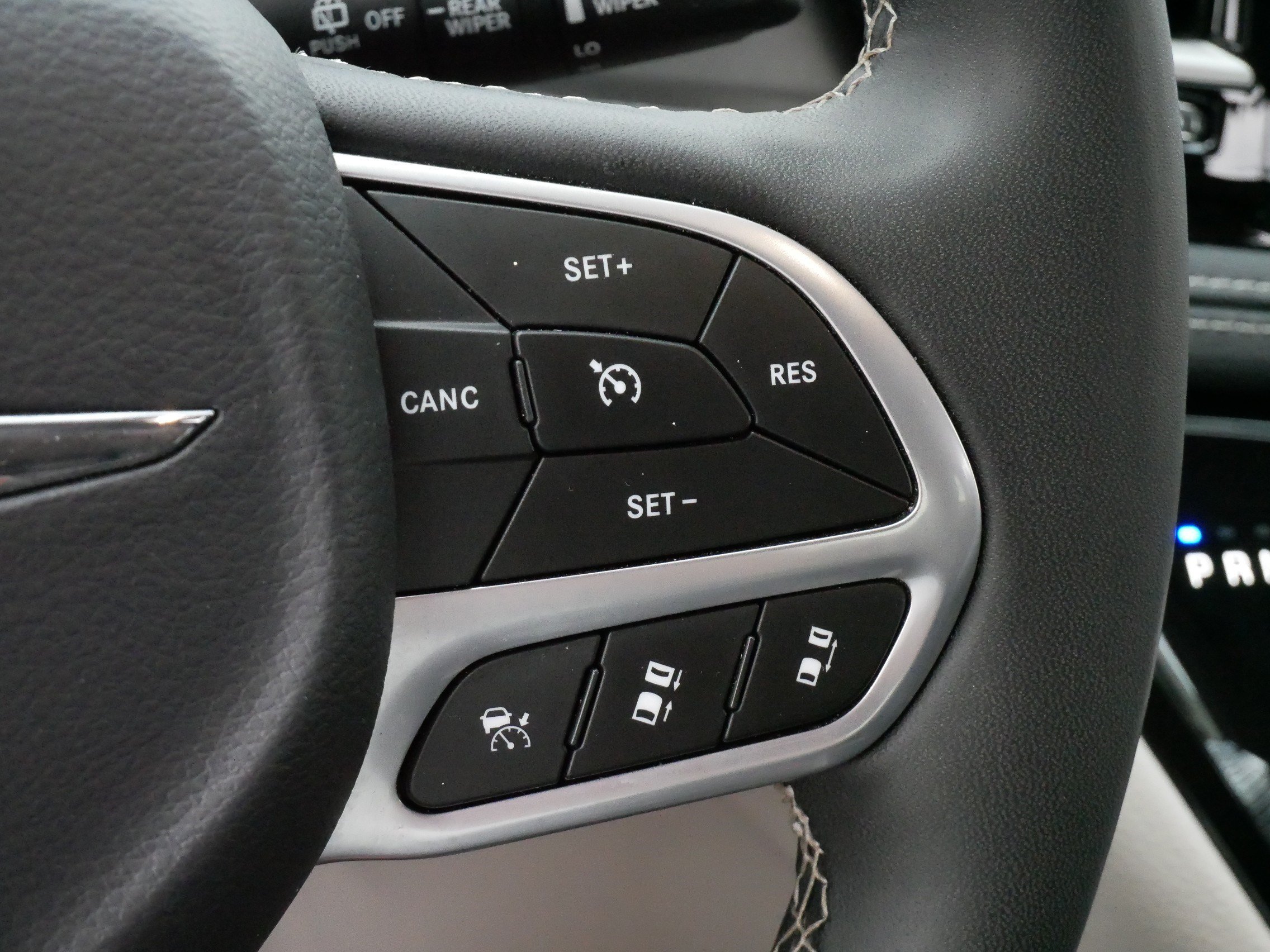 Used 2024 Chrysler Pacifica Limited FWD image 25