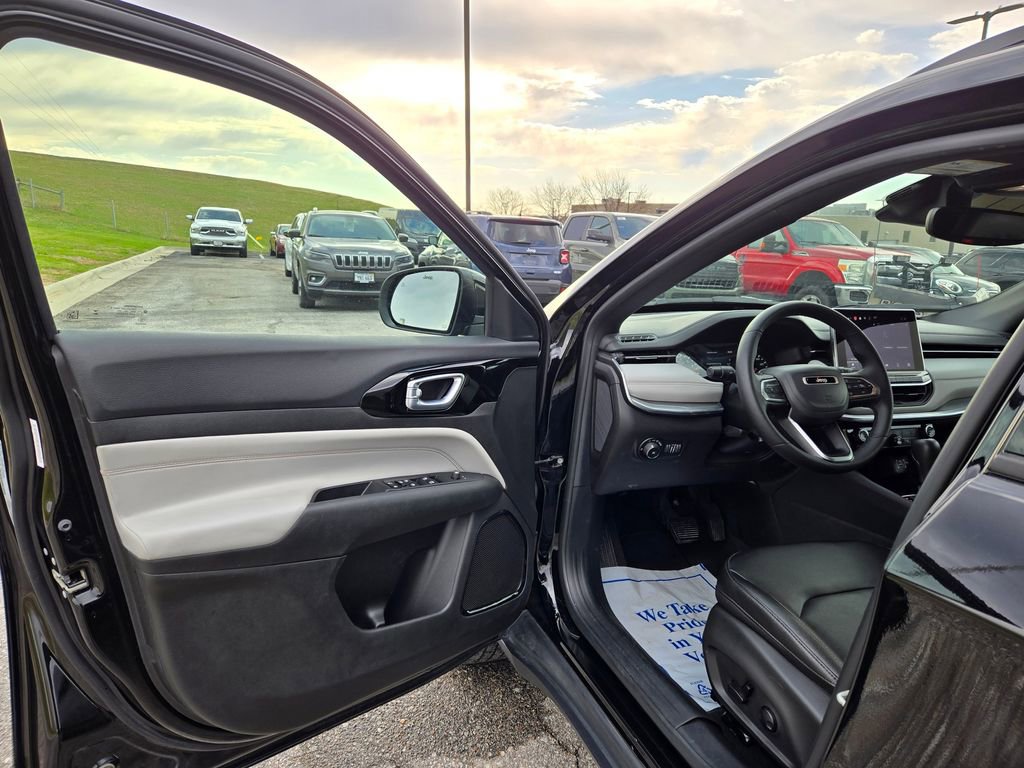 Used 2024 Jeep Compass Limited image 12