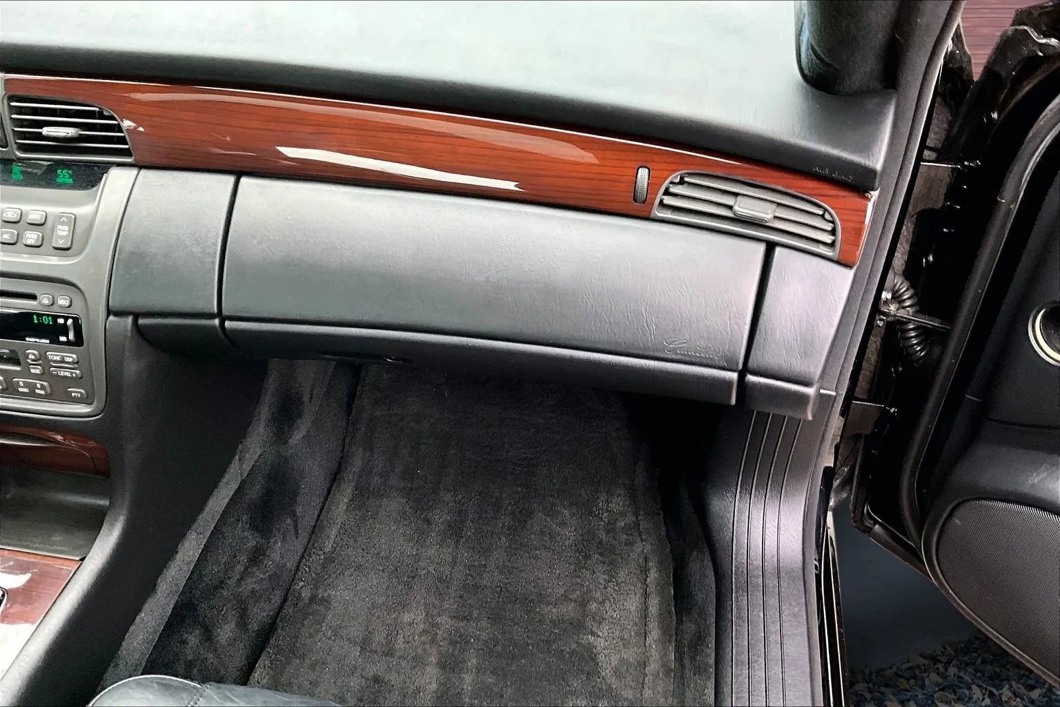 Used 2002 Cadillac De Ville DTS w/ Premium Equipment Pkg image 16