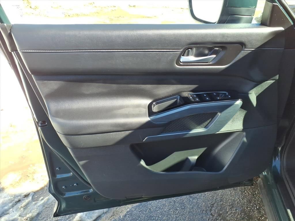 Used 2025 Nissan Pathfinder SL image 14