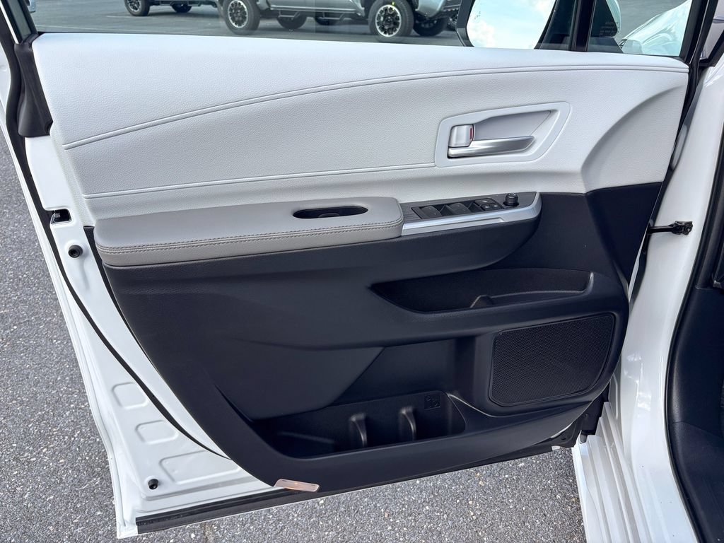 Used 2026 Toyota Sienna XLE FWD image 17