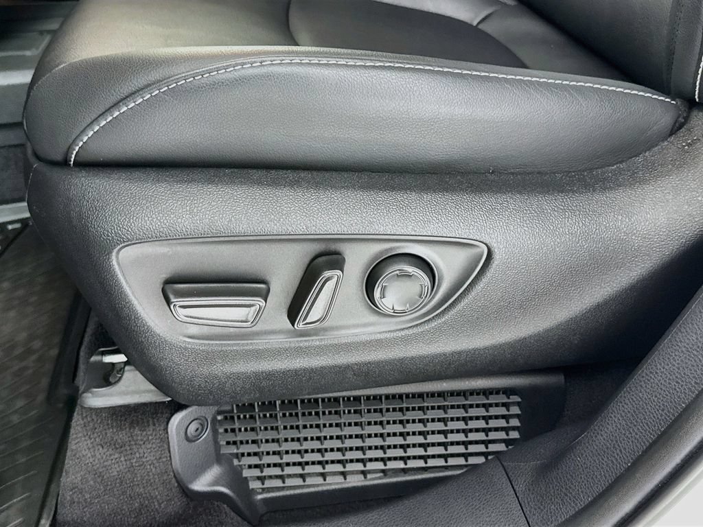 Used 2025 Toyota Sienna XSE AWD/4WD image 21