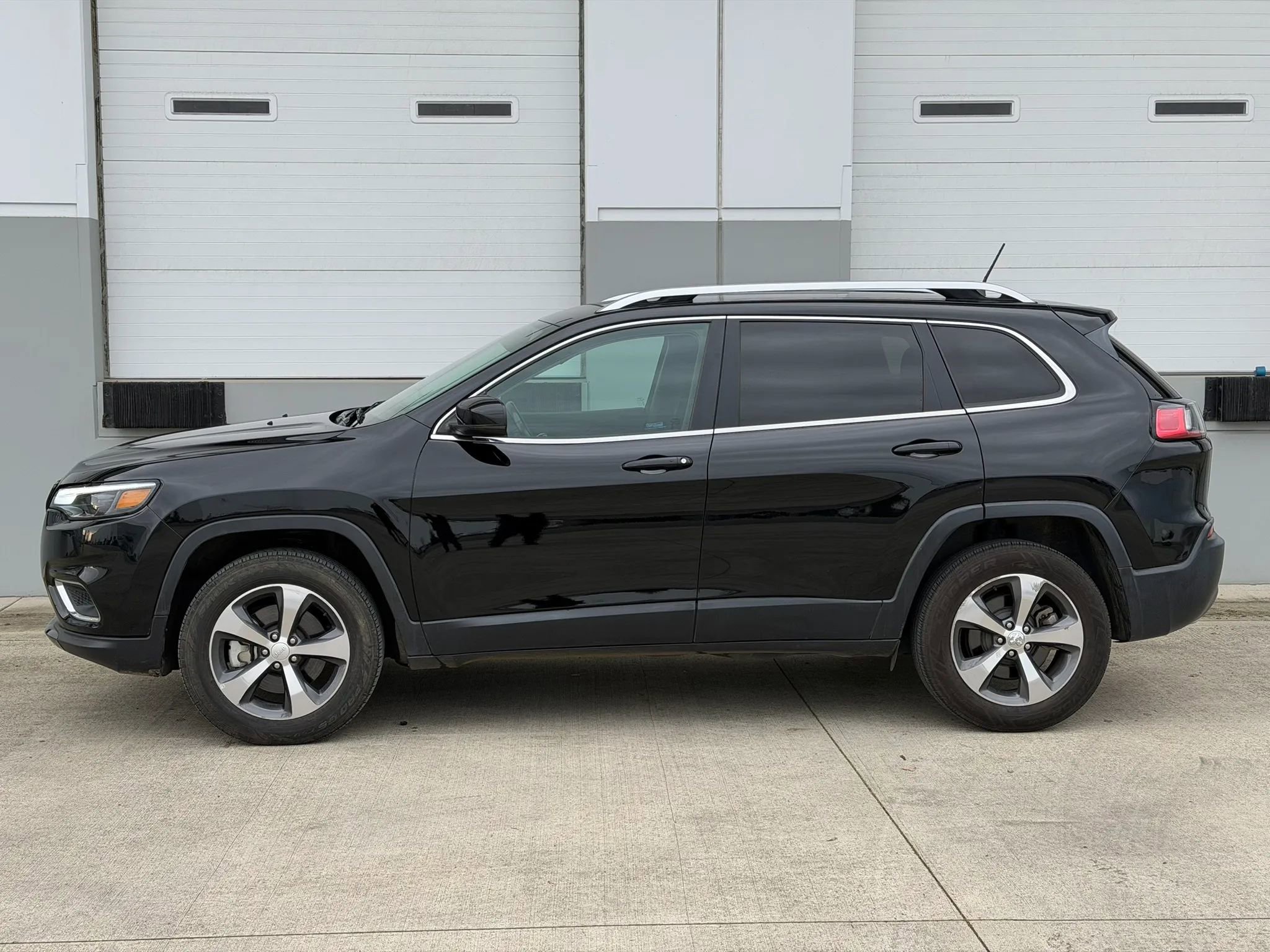 Used 2019 Jeep Cherokee Limited image 2